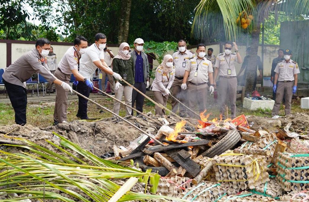 Lindungi Negeri dari Ancaman Penyakit, Karantina Kalbar Musnahkan Komoditas Pertanian dan Perikanan