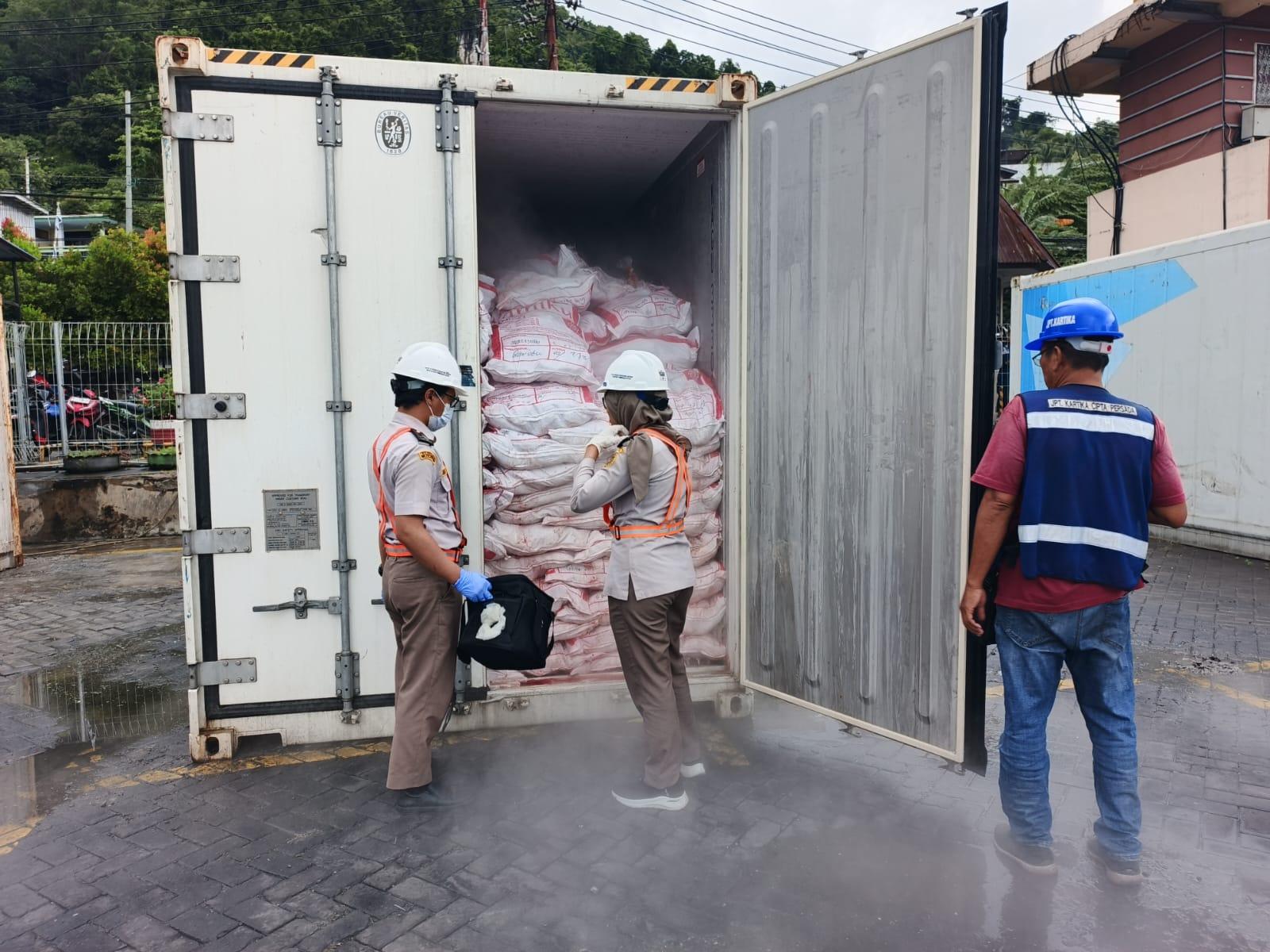 Jaga Keamanan Pangan Jelang Idulfitri, Karantina Papua Tolak 14 Ton Daging Ayam Tak Layak Konsumsi